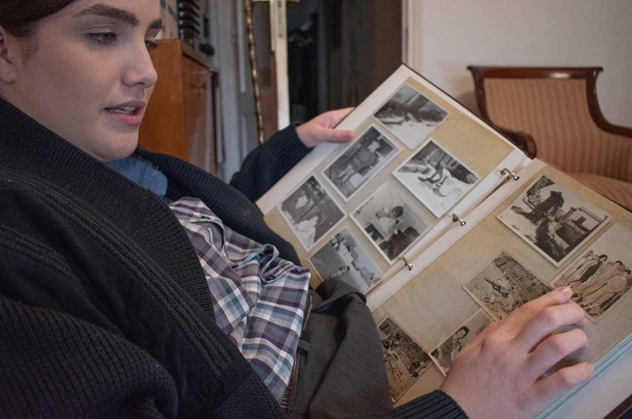 'Y en esta foto estoy con Mariuca y con Alfonso Carlos' by Lía Salinas